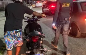 Motociclista detido trafegava com placa coberta por cartão de visitas