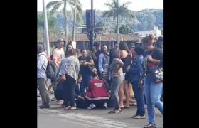 Mulher morre ao cair de ônibus do BRT em movimento no Rio