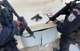 PM prende quatro e aprende pistola em Itaboraí