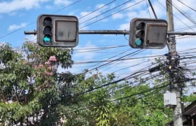 Pane em semáfaro coloca em risco pedestres no Alcântara, SG