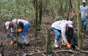 Pescadores fazem mutirão de limpeza em mangue de São Gonçalo