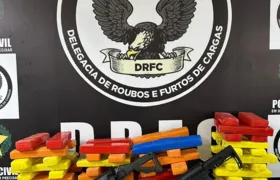 Polícia apreende dois fuzis e 220kg de drogas na Penha