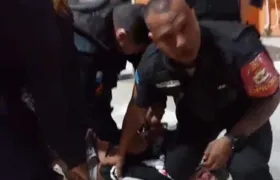 Policial é filmado agredindo homem imobilizado em Saquarema