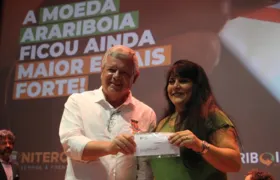 Prefeito de Niterói entrega Moeda Arariboia para famílias contempladas