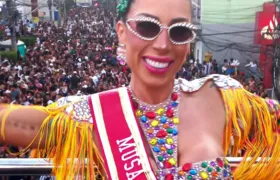 Rainha de bateria da Porto da Pedra é eleita musa da 'Parada LGBT+' de SG