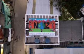Rio: ONG Nóiz faz grafite no telhado para evitar que crianças sejam alvos de tiros na Cidade de Deus
