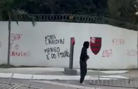 Torcedores do Flamengo mantém protesto contra diretoria no Ninho