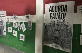 Torcedores do Flu protestam na sede do clube em Laranjeiras