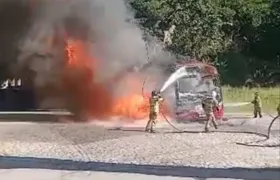 Vídeo: ar-condicionado causa incêndio em ônibus em Niterói