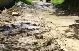 Moradores da Estrada da Fazendinha realizam protesto por asfaltamento na região