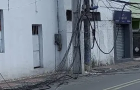 Fios soltos em calçada preocupam moradores de Santa Catarina