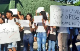 Alunos do Colégio Pandiá  se manifestam contra atraso em obras