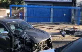 Carro bate em poste e fecha duas pistas em Itaipu, em Niterói