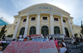 Manifestação em frente à Câmara de Vereadores de Niterói pede paz nas favelas da cidade