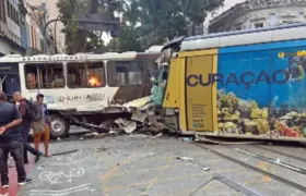 Acidente entre ônibus e VLT deixa feridos, no Centro do Rio