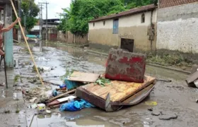 Alagamento causa transtorno a moradores no Jardim Catarina; vídeo