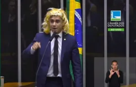 Nikolas Ferreira usa peruca e faz discurso transfóbico em Dia da Mulher na Câmara