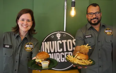 Craques do futebol 'viram' cardápio na Invictos Burguer, na Trindade
