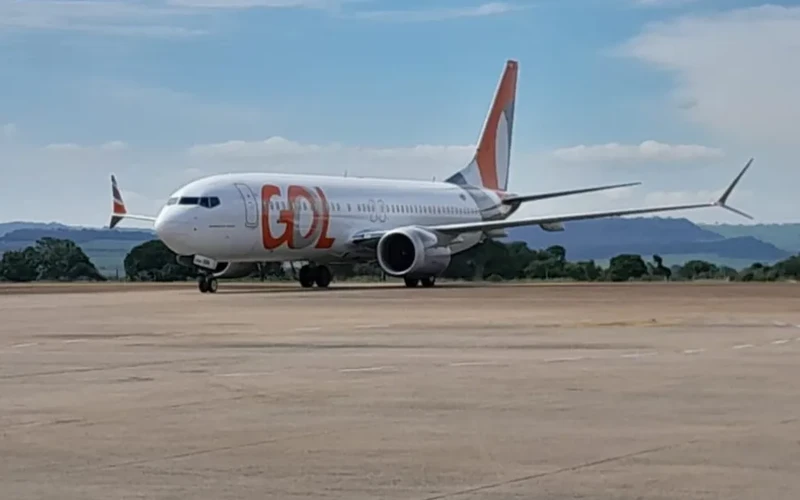 Avião da Gol sai da pista após o pouso e assusta passageiros no