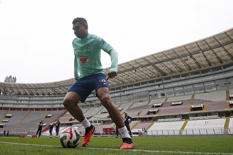 Brasil enfrenta o Peru em jogo que pode definir futuro do técnico