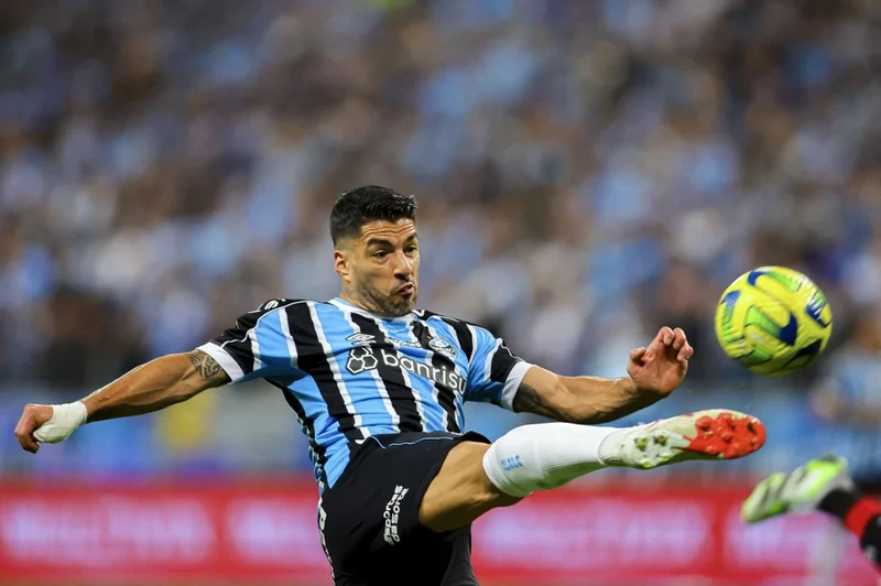 Grêmio goleia Internacional e tem vantagem para jogo de volta da