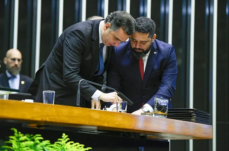 Rodrigo Pacheco e o presidente dos Correios, Fabiano Silva dos Santos, lançarão selos comemorativos pelos 200 anos do Senado; durante sessão pelos 25 anos da Constituição, Pacheco também obliterou selo dos Correios