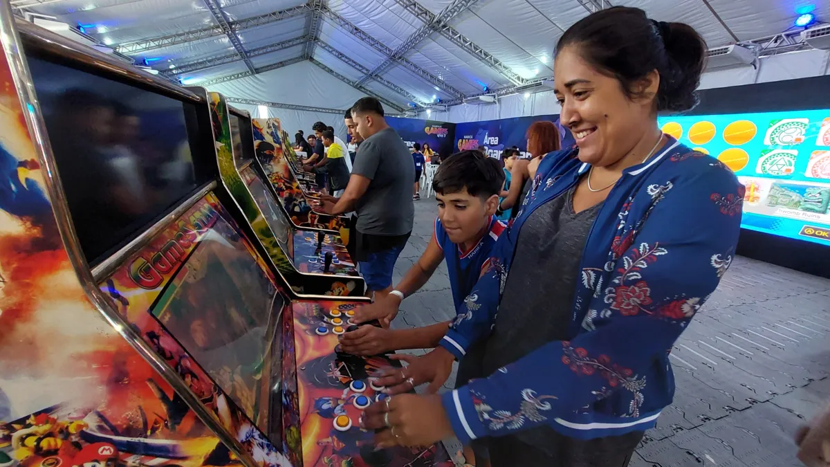 Mãe e filho aproveitando as atrações do Maricá Games