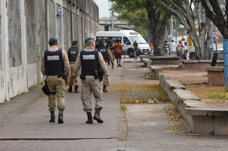 A decisão do Prefeito Eduardo Paes de proibir a realização da Feira de Acari foi baseada no relatório de inteligência produzido pela SEOP em que ficaram comprovadas diversas irregularidades da feira