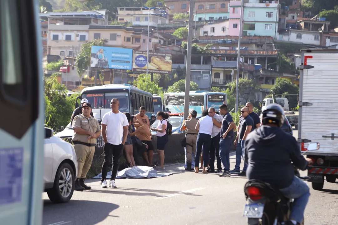 O impacto da colisão foi tão violento que o corpo da mulher, de 27 anos, foi arremessado para a pista contrária