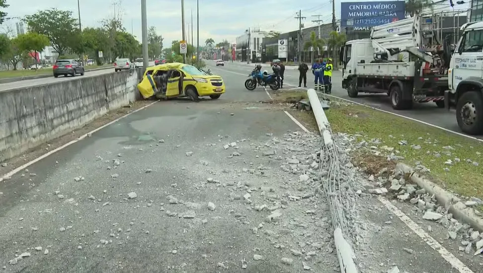 Motorista perde o controle, bate em poste e uma pessoa morre