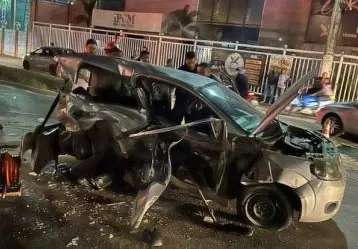 Carro envolvido na batida ficou destruído