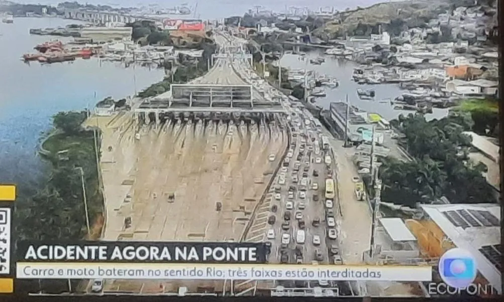 O trânsito está lento desde os acessos à ponte, com tempo de travessia estimado em 40 minutos