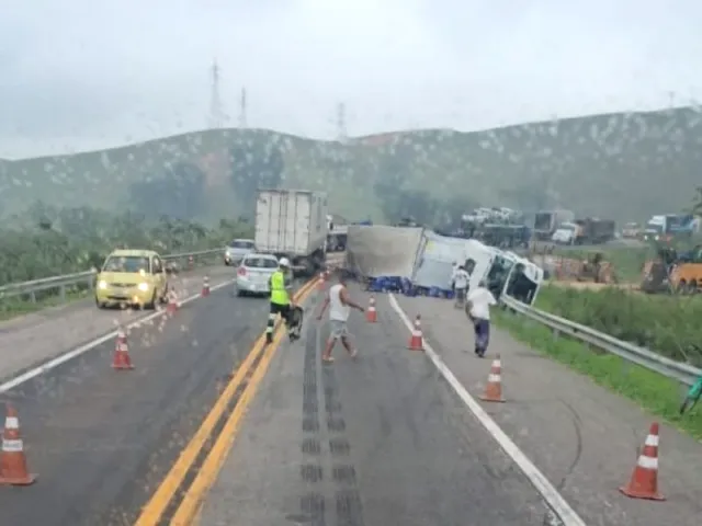 Na altura de Rio das Ostras, carreta tombou após colidir com outra