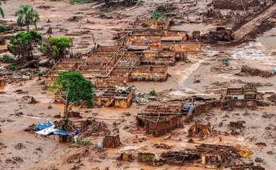 O desastre foi resultado do rompimento de uma barragem da Samarco, empresa controlada pela BHP e Vale