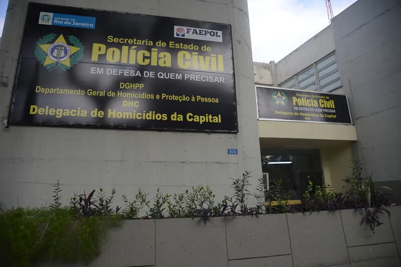 Suspeito foi detido por policiais da DHC