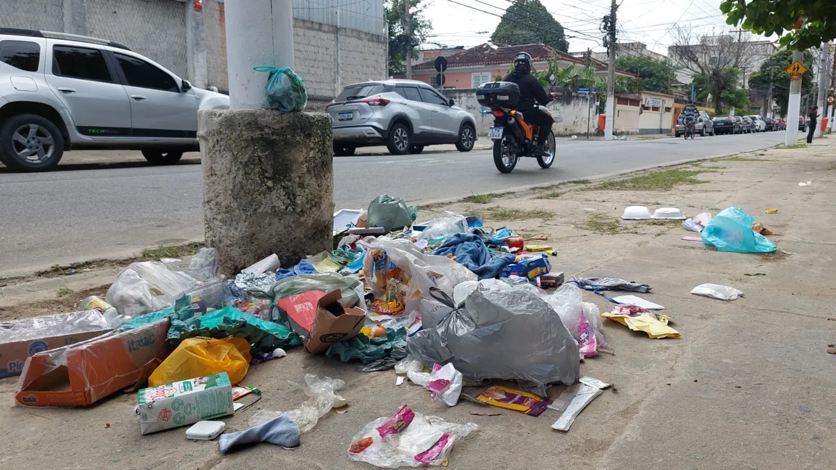A poluição crescente associada com falta de coleta de lixo adequada são fatores combinados para alagamentos