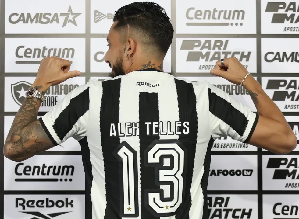 Alex Telles, que estava no grupo da seleção na Copa do Mundo, foi convocado pela primeira vez por Dorival