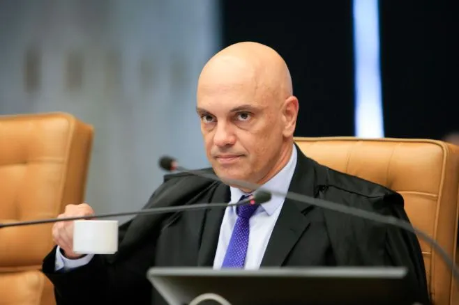 Alexandre de Moraes determinou a suspensão da rede social X do Brasil