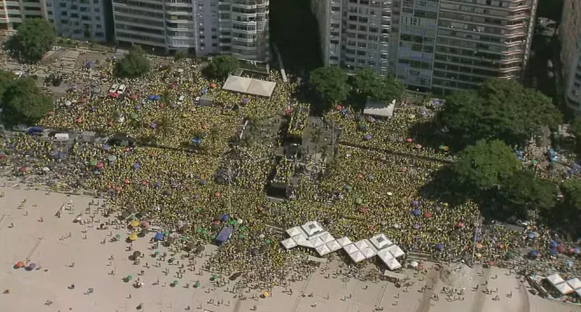 Ato reúne milhares de pessoas