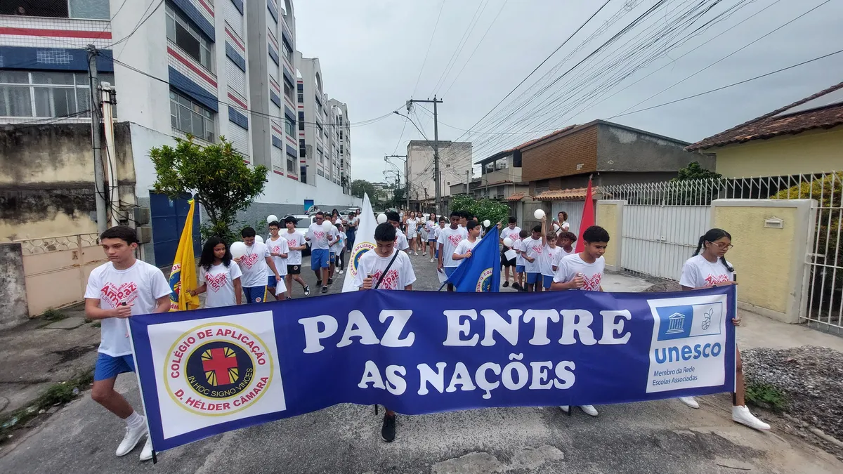 Durante o trajeto, os alunos foram acompanhados por um carro de som