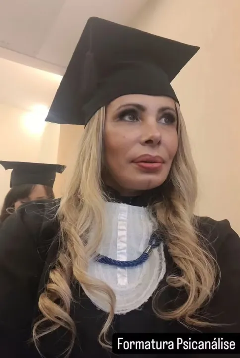 Ângela Bismarchi inspira com sua terceira graduação aos 57 anos