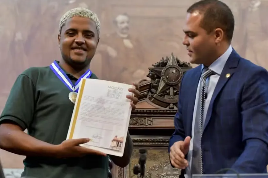 Marcos Vinicius, o Herói da Baixada, ganha medalha Tiradentes na Aler