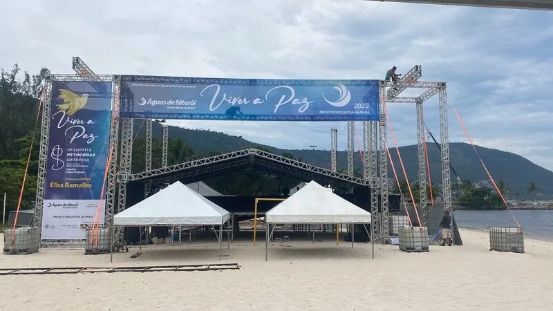 Estrutura do palco já está montada