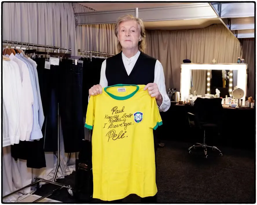 Paul com o presente de Pelé