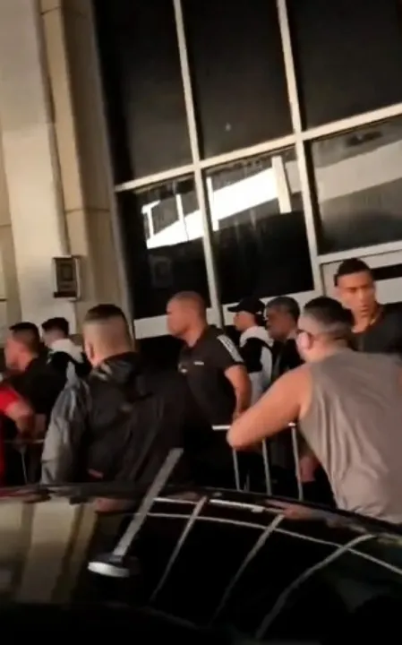 Jogadores desembarcaram no Galeão sob protestos