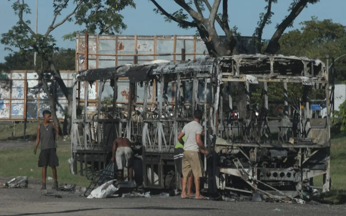 Coletivo foi completamente destruído