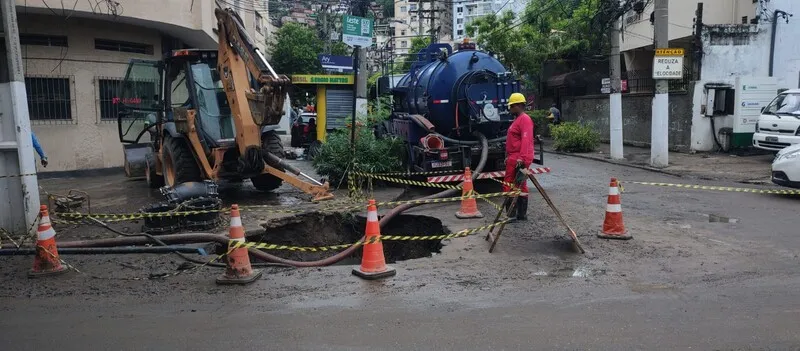 Buraco na  esquina da Ary Parreira com Lemos Cunha, em Icaraí.