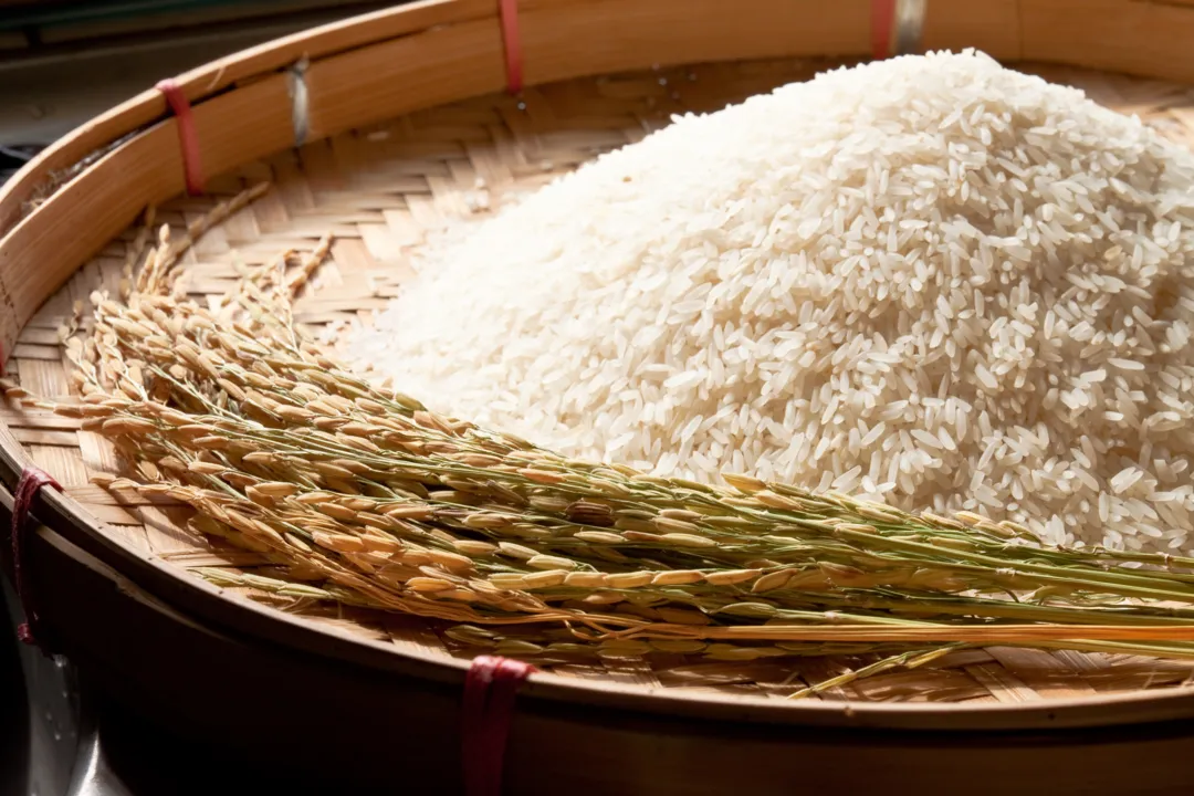 As 75 mil toneladas de arroz que a indústria comprou da Tailândia estão a caminho do Brasil e devem chegar na primeira quinzena de julho