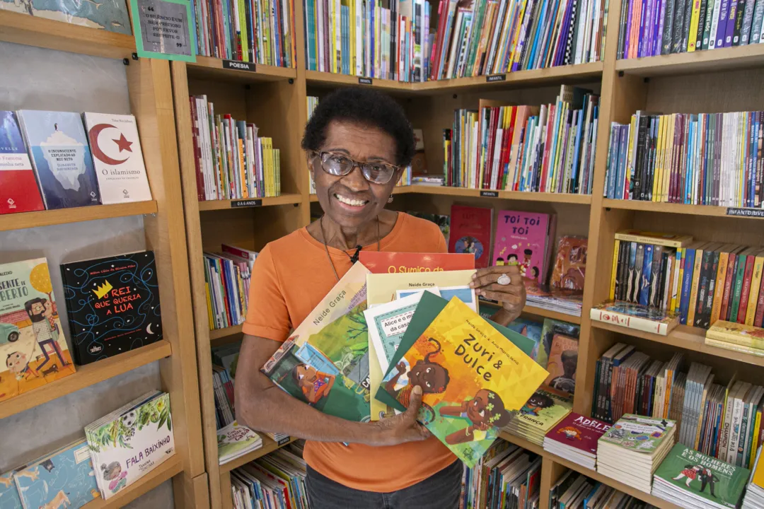 Nascida em Minas Gerais e moradora de Niterói desde os 7 anos de idade, Neide é escritora e bibliotecária
