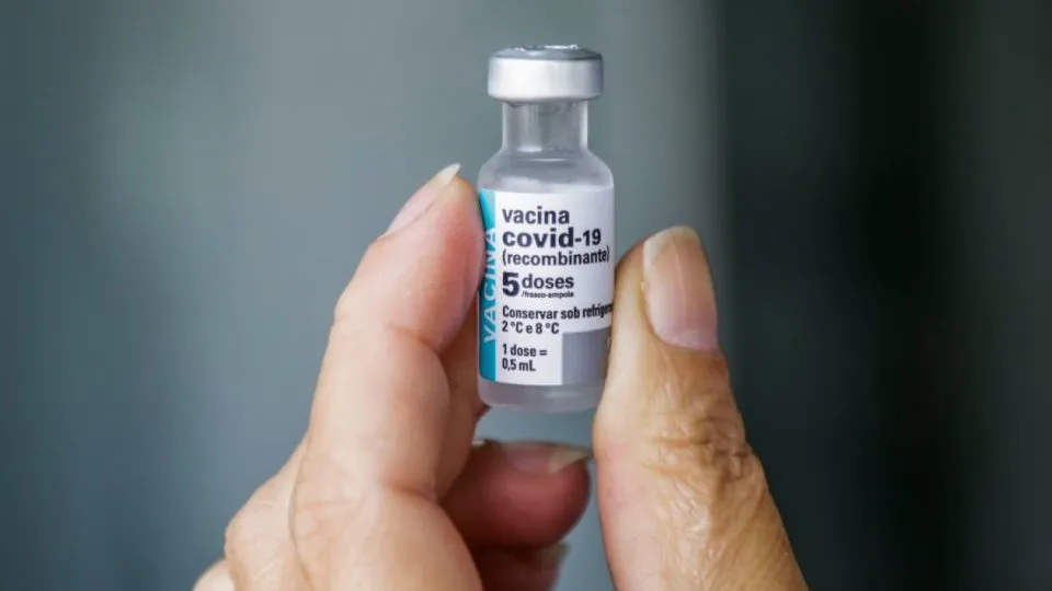O Ministério da Saúde afirma que a vacina da AstraZeneca para a Covid-19 já salvou milhares de vidas, e que a não imunização seria o pior caminho.